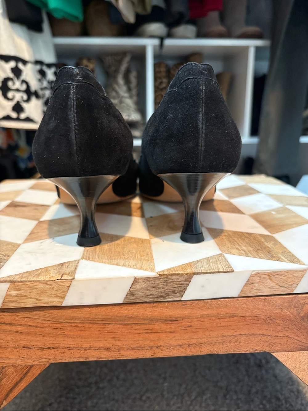 Manolo Blahnik Black Scalloped Pointed Kitten Heels - Picture 3 of 7